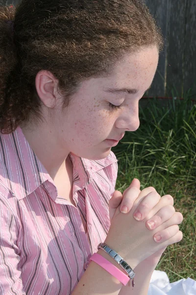 Ładny nastolatek modląc się 1 — Zdjęcie stockowe