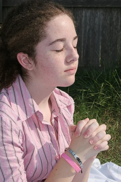 Ładny nastolatek modląc się 2 — Zdjęcie stockowe