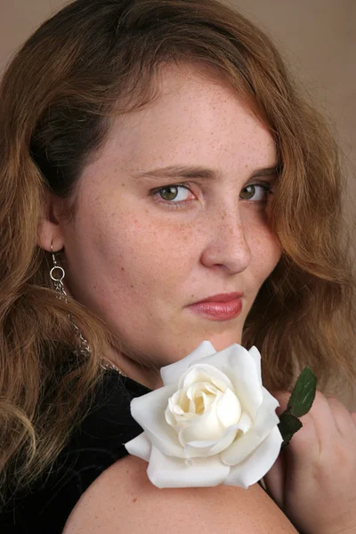 Zrzavé vlasy & bílé růže — Stock fotografie