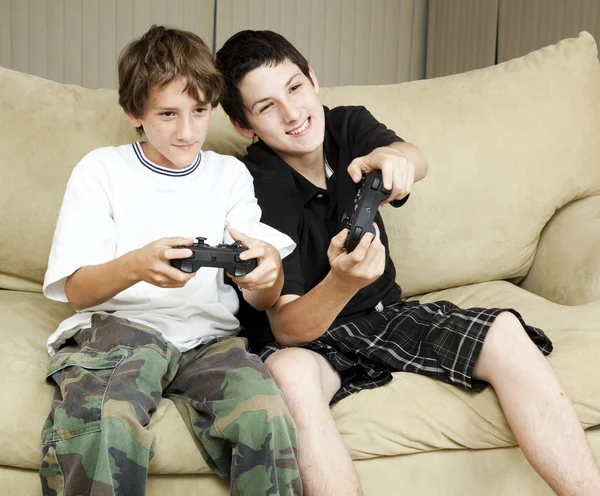 Testvérek játszanak videojátékokat — Stock Fotó