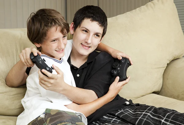 Hermanos jugando videojuegos — Foto de Stock
