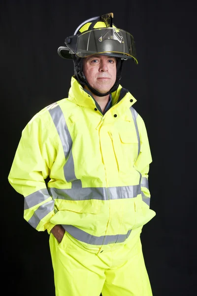 Feuerwehrmann auf schwarz — Stockfoto