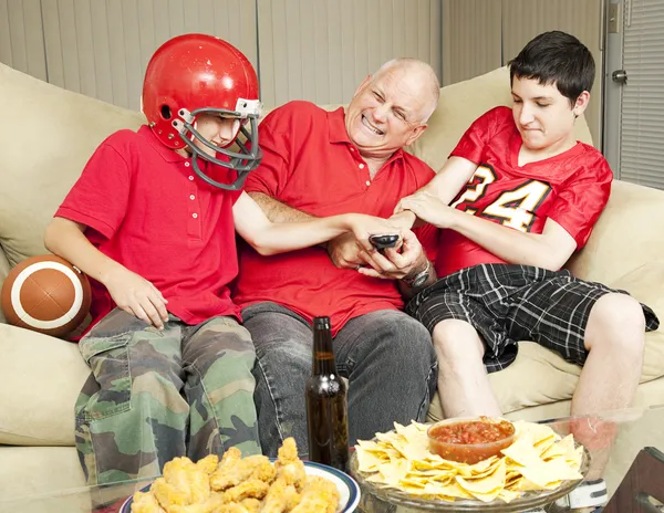 Football Fans Lutte pour la télécommande — Photo