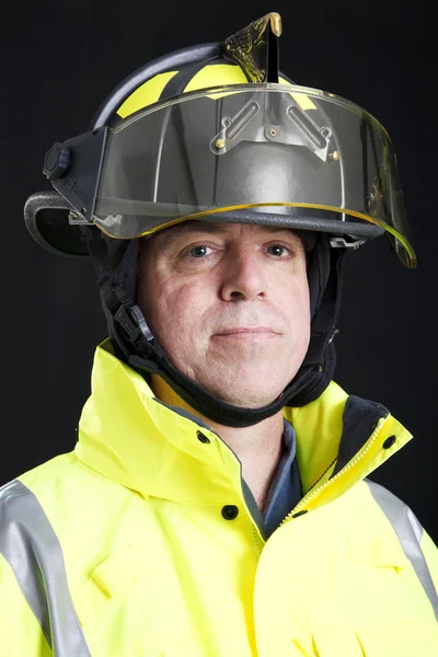 Porträt eines ernsthaften Feuerwehrmannes — Stockfoto