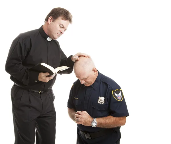 Ιερέας ευλογεί αστυνομικός — Φωτογραφία Αρχείου