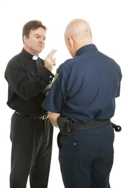 Sacerdote abençoa o policial — Fotografia de Stock