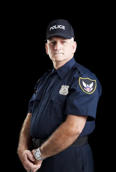 Seriöser Polizist auf schwarz — Stockfoto