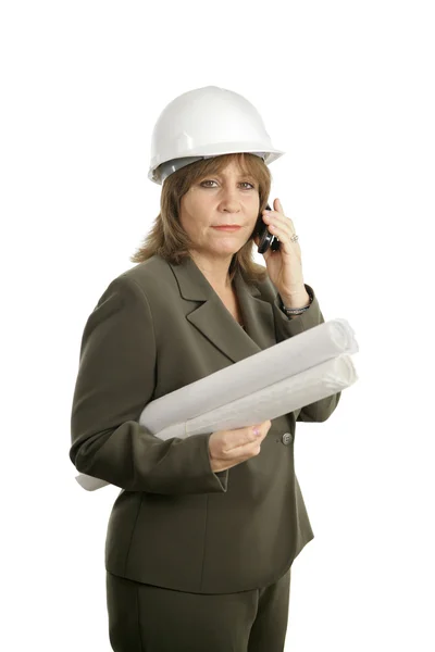 Уверенный женский архитектор на мобильном телефоне — стоковое фото