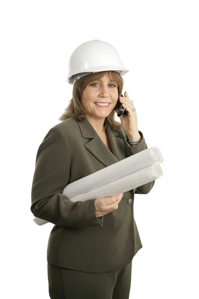 Счастливая женщина-архитектор на телефоне — стоковое фото