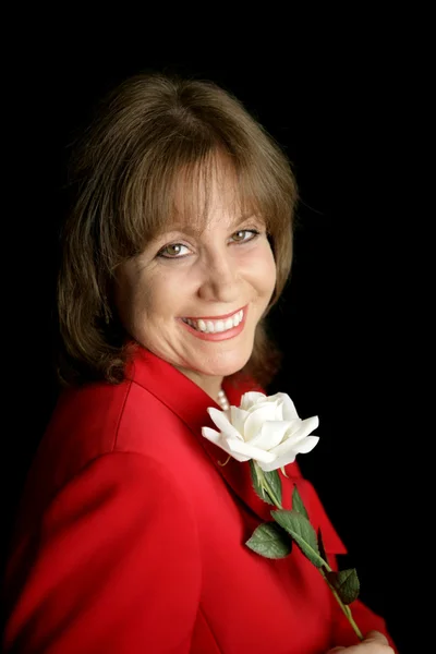 Κυρία με κόκκινο - λευκό τριαντάφυλλο — Φωτογραφία Αρχείου