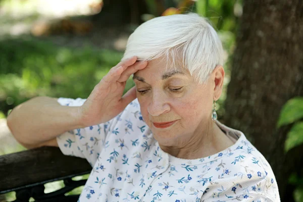 Ledsen senior med huvudvärk — Stockfoto