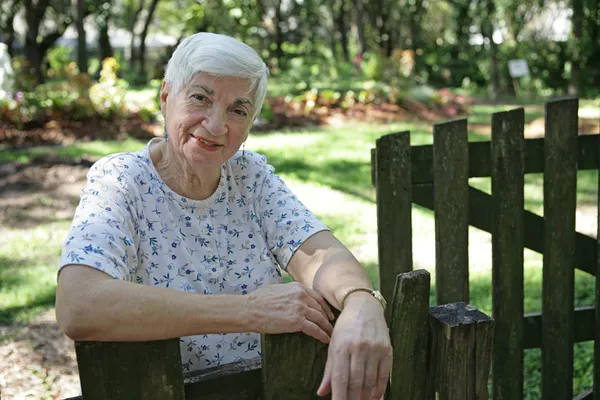 Señora mayor en el jardín — Foto de Stock