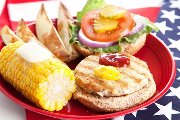 Čtvrtého července piknik - krůtí hamburger — Stock fotografie