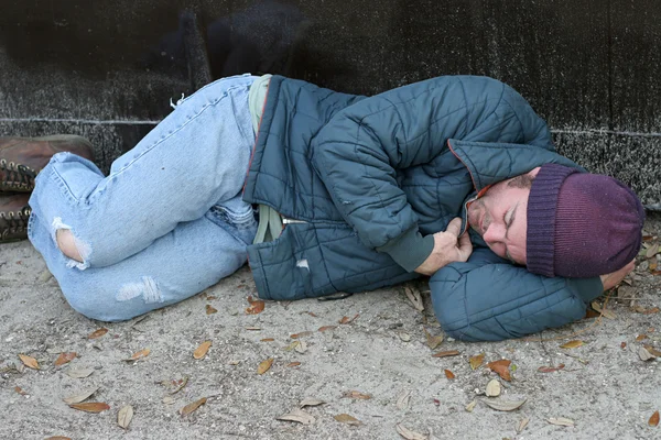 Homem sem-teto - dormindo por lixeira — Fotografia de Stock