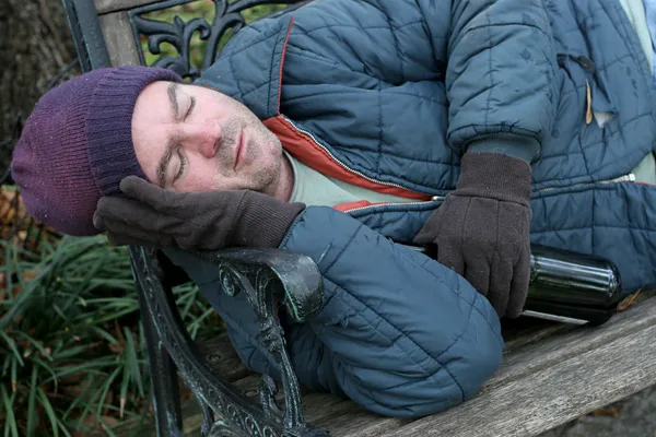 집 없는 사람-공원 벤치 근접 촬영 — 스톡 사진