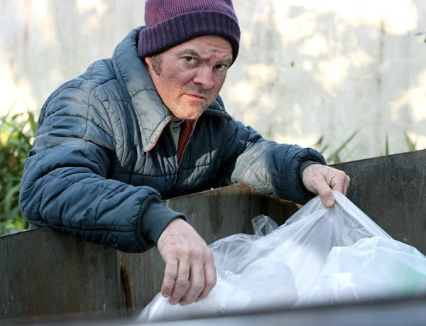 집 없는 사람-뿌리에 쓰레기 수거통 — 스톡 사진