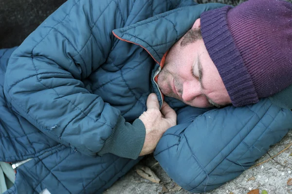 Hombre sin hogar - Dormir de cerca — Foto de Stock