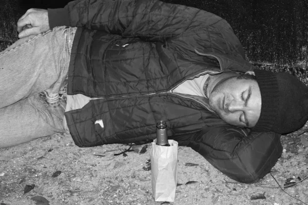 Άστεγος άντρας - κοιμούνται στο έδαφος B&W — Φωτογραφία Αρχείου