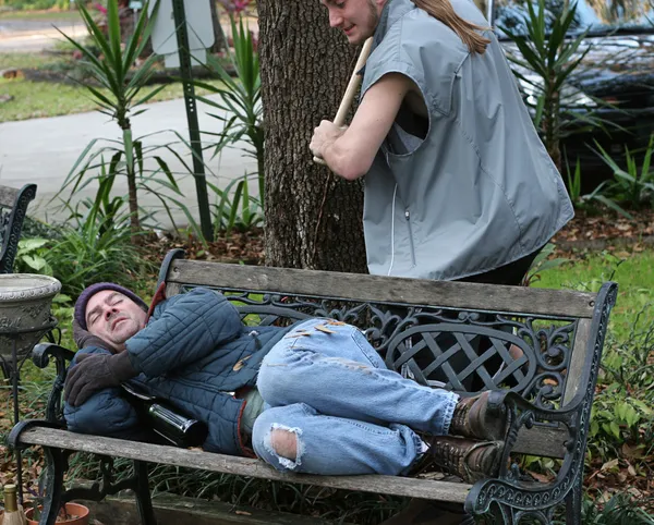 Homem sem-teto - Sob ataque — Fotografia de Stock