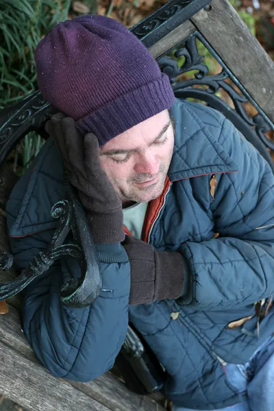 Бездомний чоловік зігрівається — стокове фото