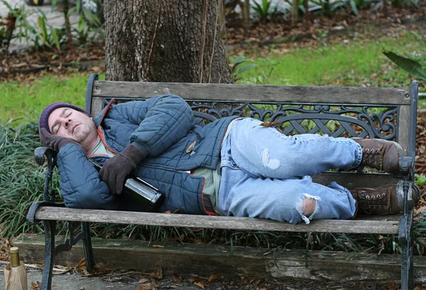 Homem sem-teto no banco - Vista completa — Fotografia de Stock