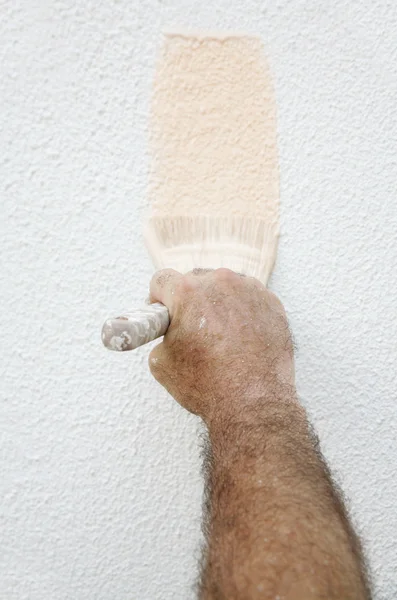 Ręką malarza z pędzla — Zdjęcie stockowe