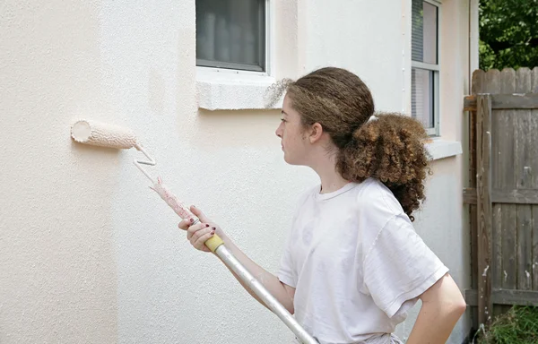 Adolescent fille avec peinture rouleau — Photo