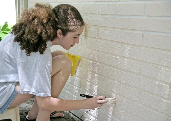 Teenager pittura casa assetto — Foto Stock