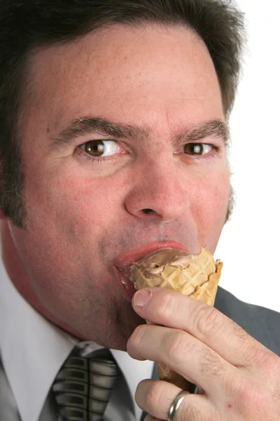 ビジネスマン食べるアイスクリームのクローズ アップ — ストック写真