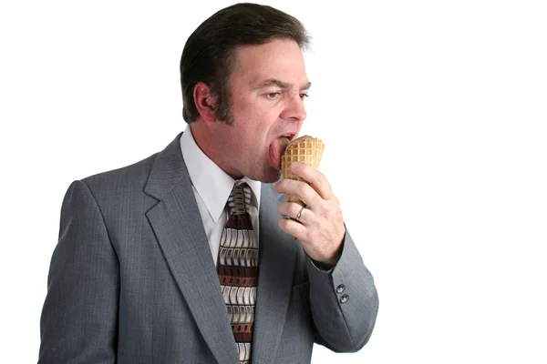Obchodní muže jíst zmrzlinu — Stock fotografie