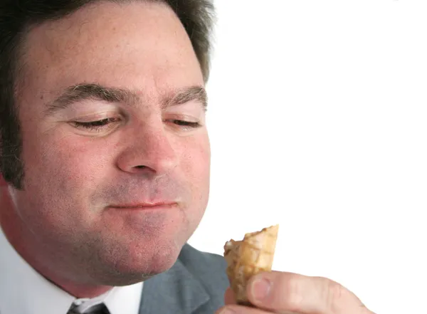 Empresário saboreando sorvete — Fotografia de Stock