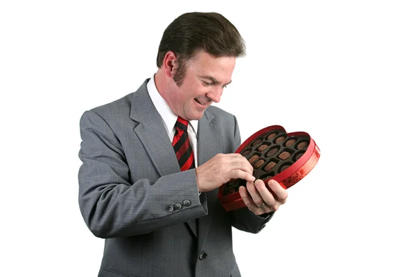 Ο τύπος του Αγίου Βαλεντίνου - επιλέγοντας μια σοκολάτα — Φωτογραφία Αρχείου