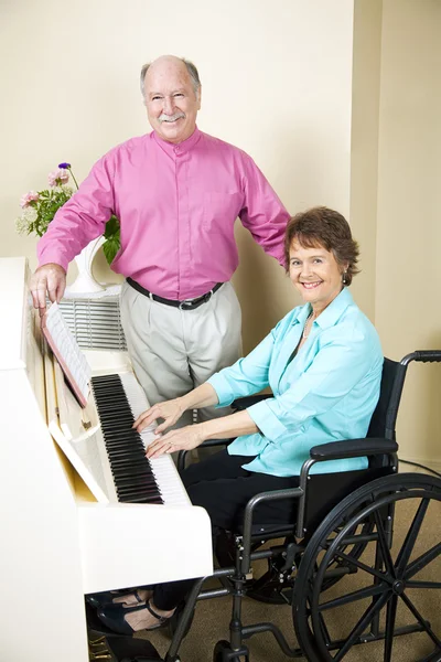 Εκκλησιαστικά του πιανίστας σε αναπηρική καρέκλα — Φωτογραφία Αρχείου
