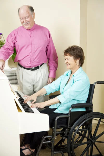 Пианист-инвалид — стоковое фото