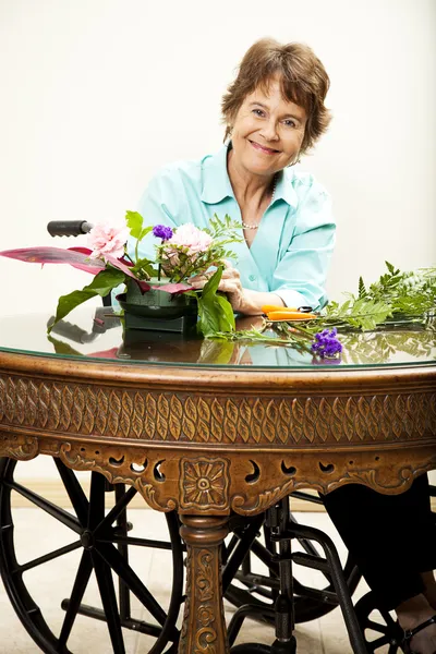 Behinderte Frau arrangiert Blumen — Stockfoto