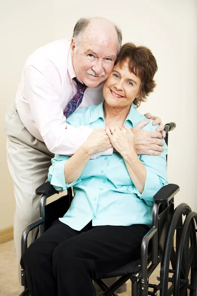 Donna disabile e marito amorevole — Foto Stock