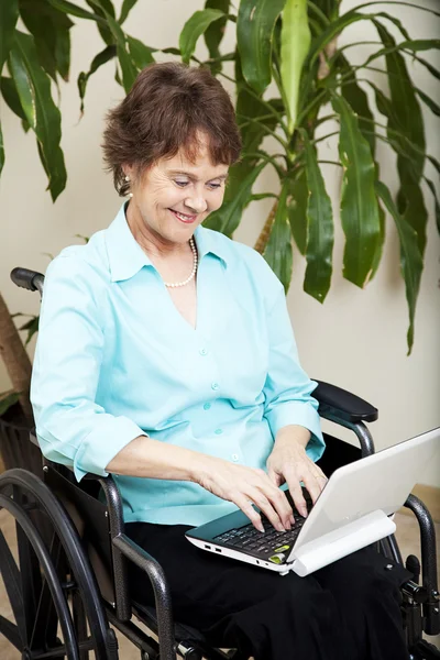 Ανάπηρη γυναίκα με φορητό υπολογιστή — Φωτογραφία Αρχείου