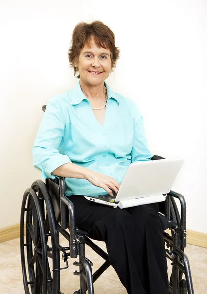 Женщина-инвалид с нетбуком — стоковое фото