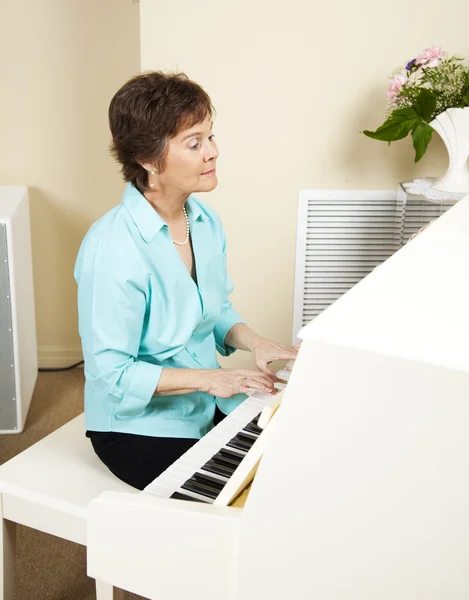 Пианист, играющий в церковные гимны — стоковое фото