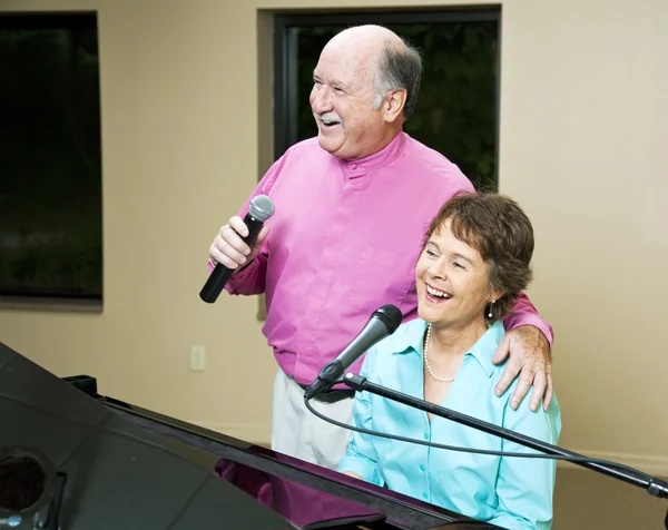 Starší pár zpívat společně — Stock fotografie