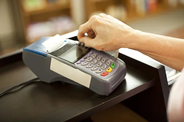 Przesuwając karty kredytowej — Zdjęcie stockowe