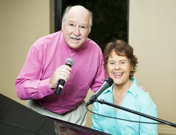 Talented Couple Sings Duet — Stock Photo, Image