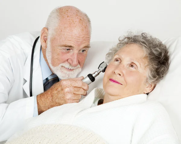 Lekarz bada chorych uszu — Zdjęcie stockowe
