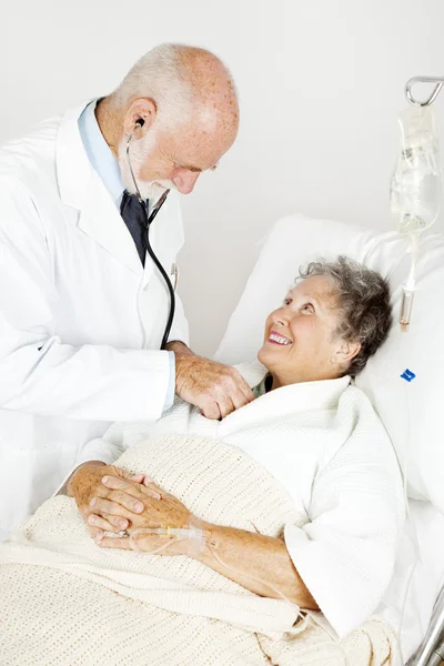 Lekarz stosujący stetoskop — Zdjęcie stockowe