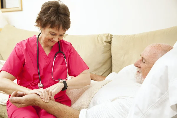Hem hälsa sjuksköterska tar puls — Stockfoto