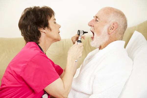 Home Nurse Examines Throat — Stock Photo, Image