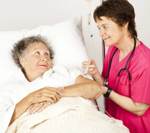 Sjukhus sjuksköterska ger injektion — Stockfoto