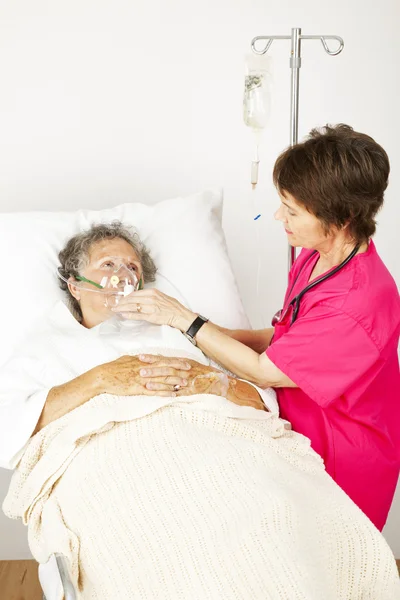 Un patient hospitalisé reçoit de l'oxygène — Photo