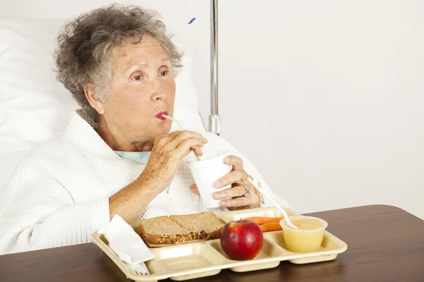Nemocniční senior má oběd — Stock fotografie