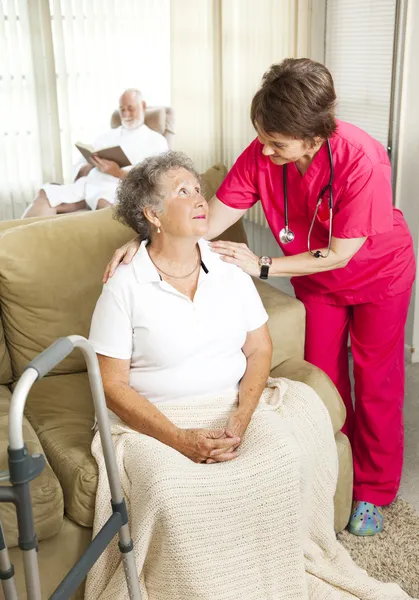 Soins aux aînés en maison de soins infirmiers — Photo